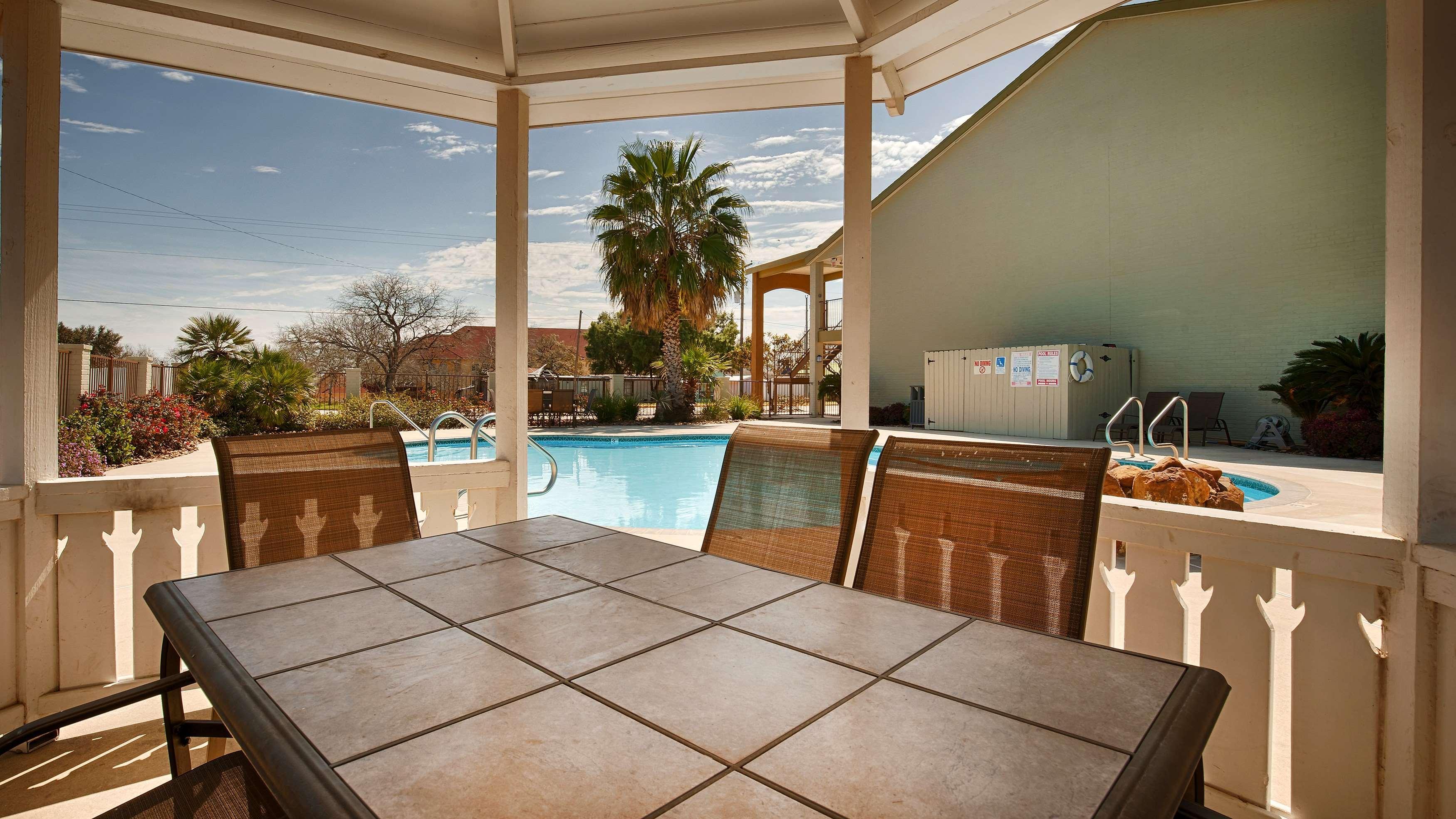 Surestay By Western Hotel Floresville